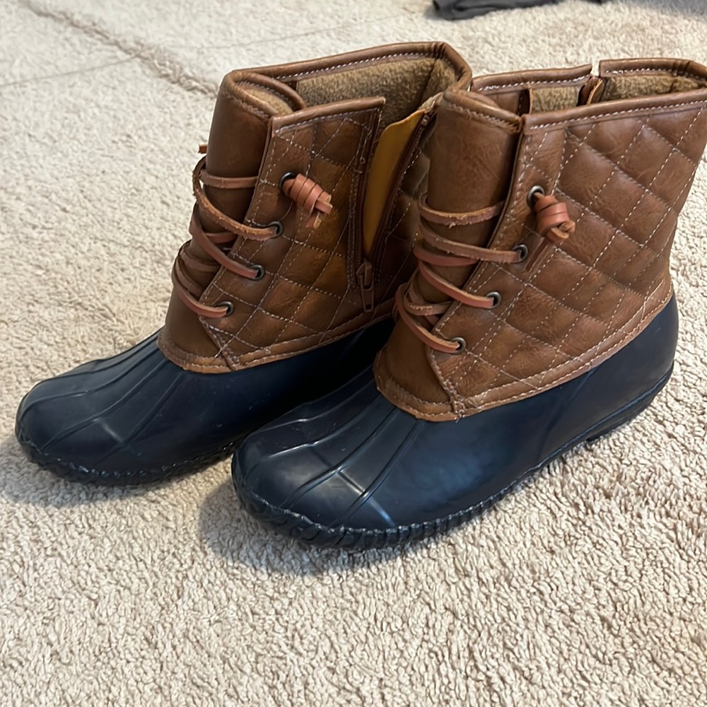 Size 6 Stevies Duck boots